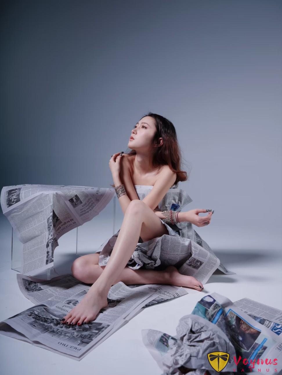报纸写真，9个创意姿势！成本2元，轻松拍出时尚高级感