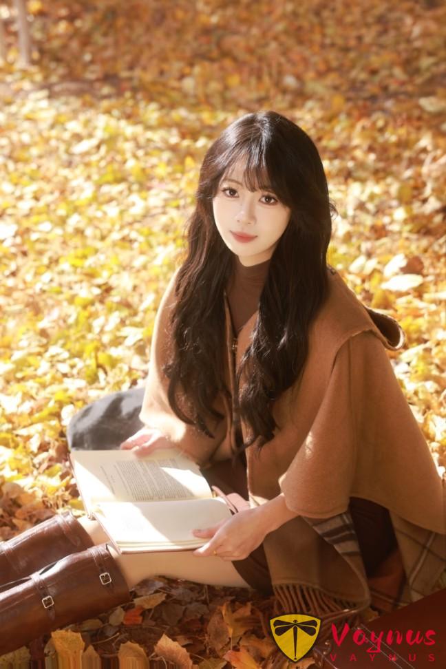 9个秋天枫叶拍照姿势,温柔又高级,轻松拍出浪漫的油画感大片