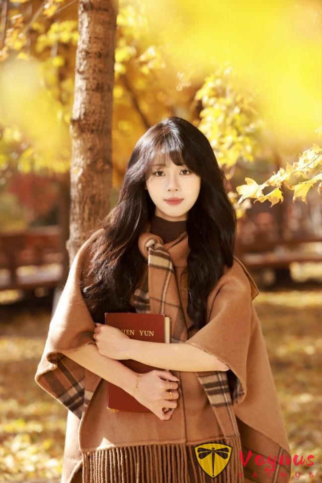 9个秋天枫叶拍照姿势,温柔又高级,轻松拍出浪漫的油画感大片