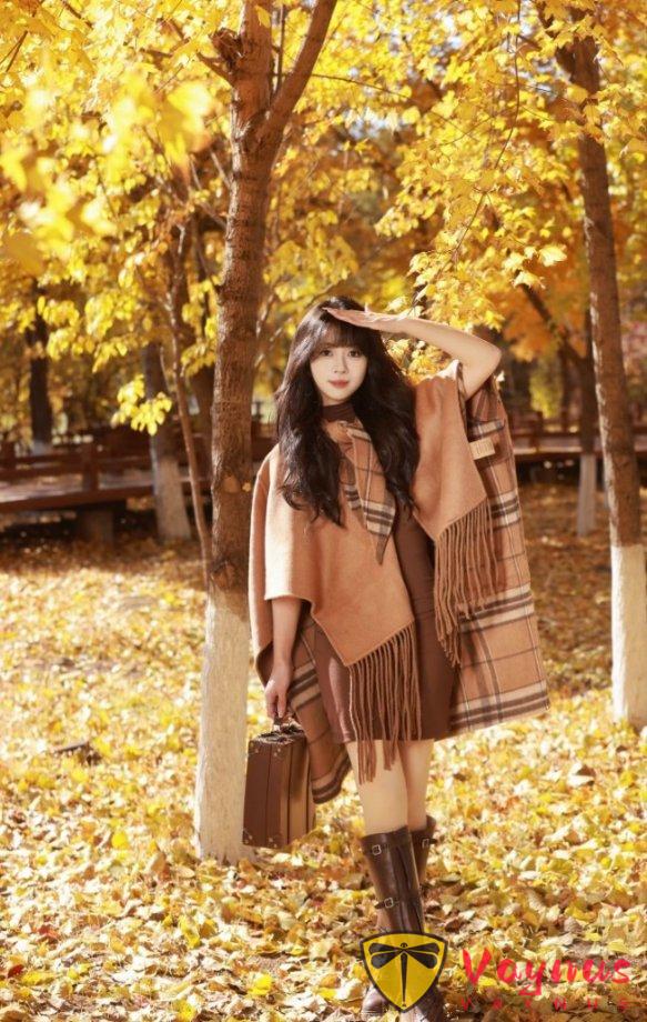 9个秋天枫叶拍照姿势,温柔又高级,轻松拍出浪漫的油画感大片