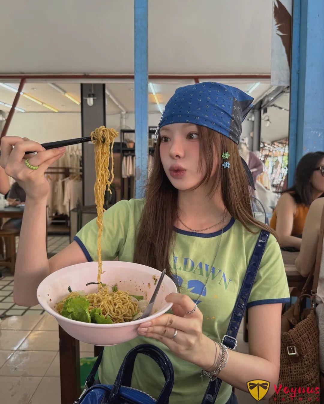 俏皮的绿色T恤的穿搭灵感