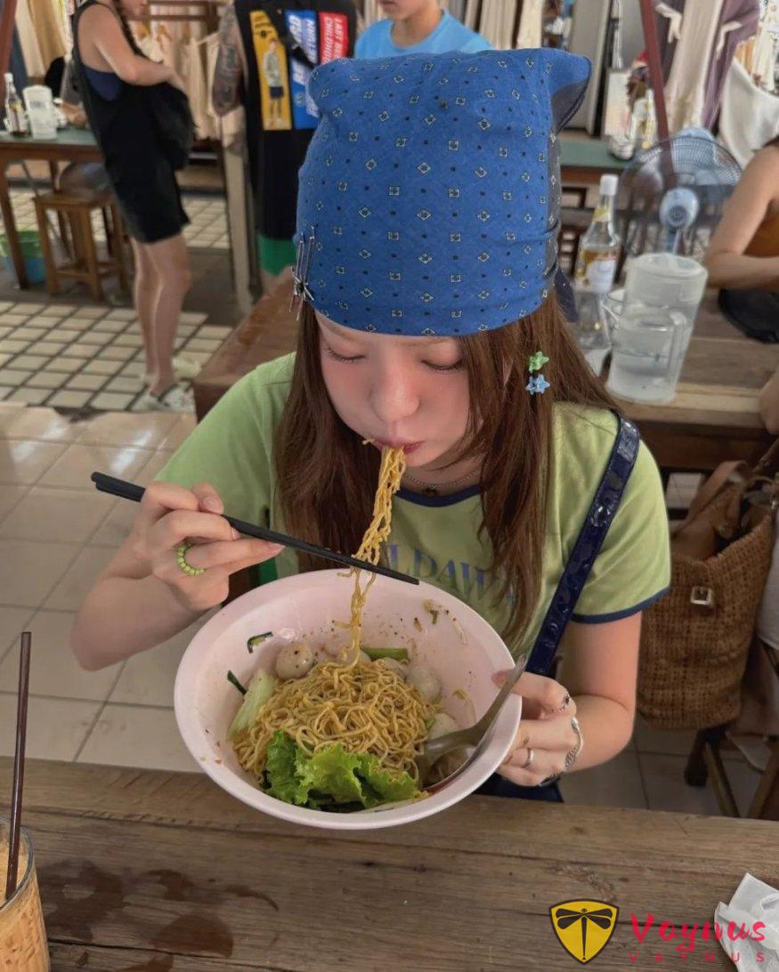 俏皮的绿色T恤的穿搭灵感