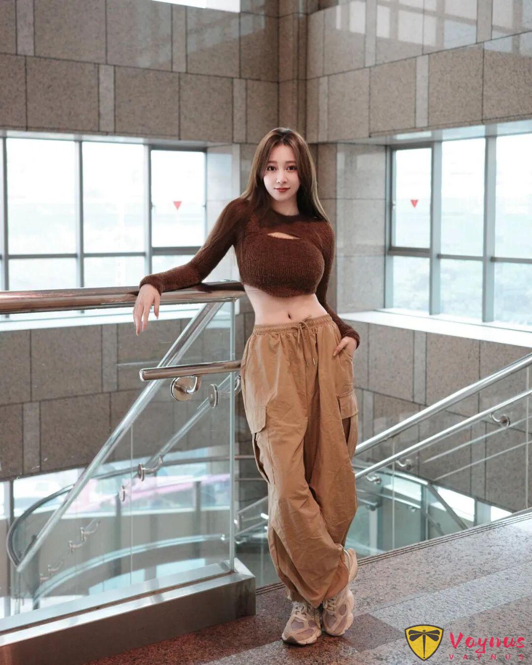 顶级御姐！台湾初代网红《篠崎泫》，完美身材曲线真顶