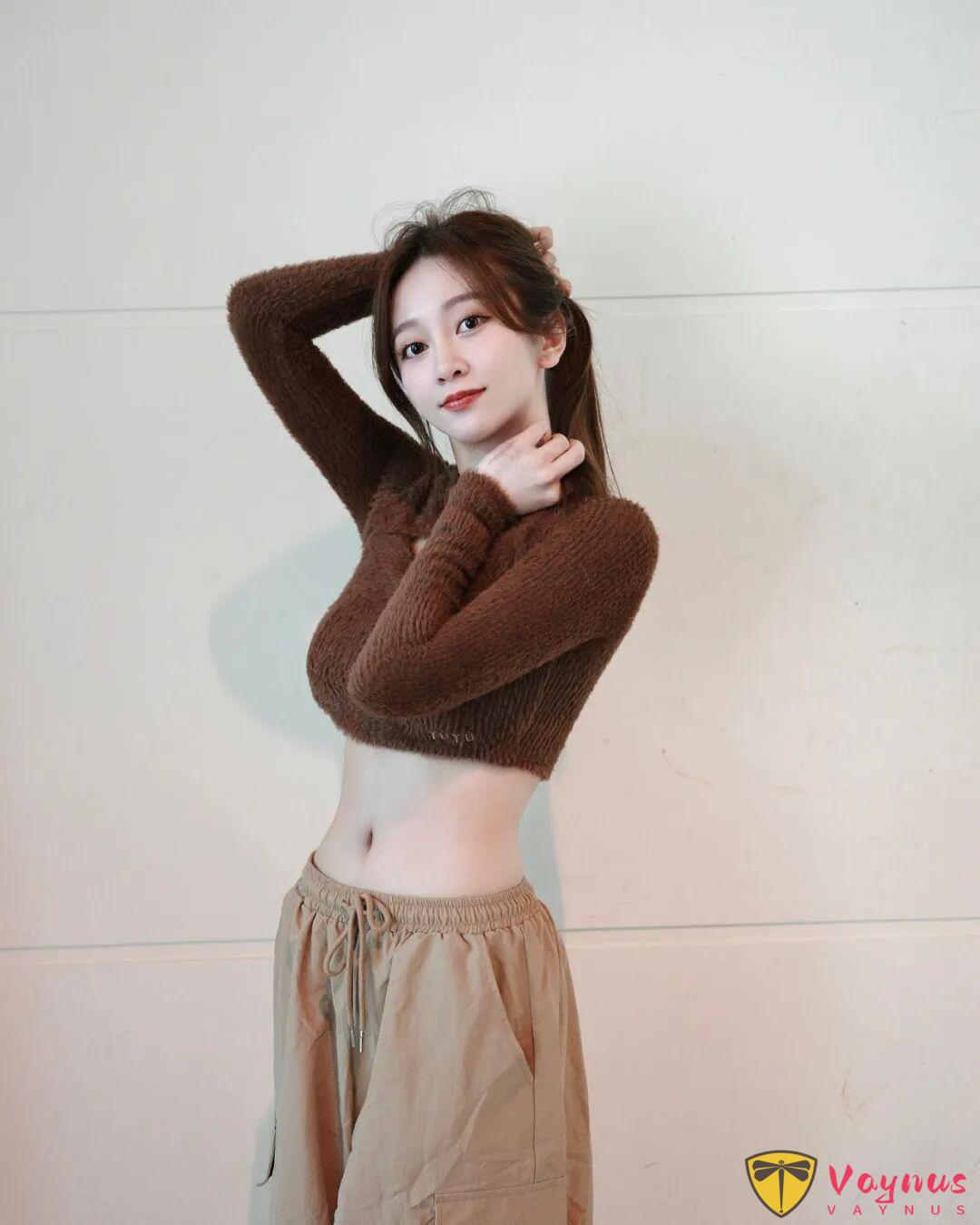 顶级御姐！台湾初代网红《篠崎泫》，完美身材曲线真顶