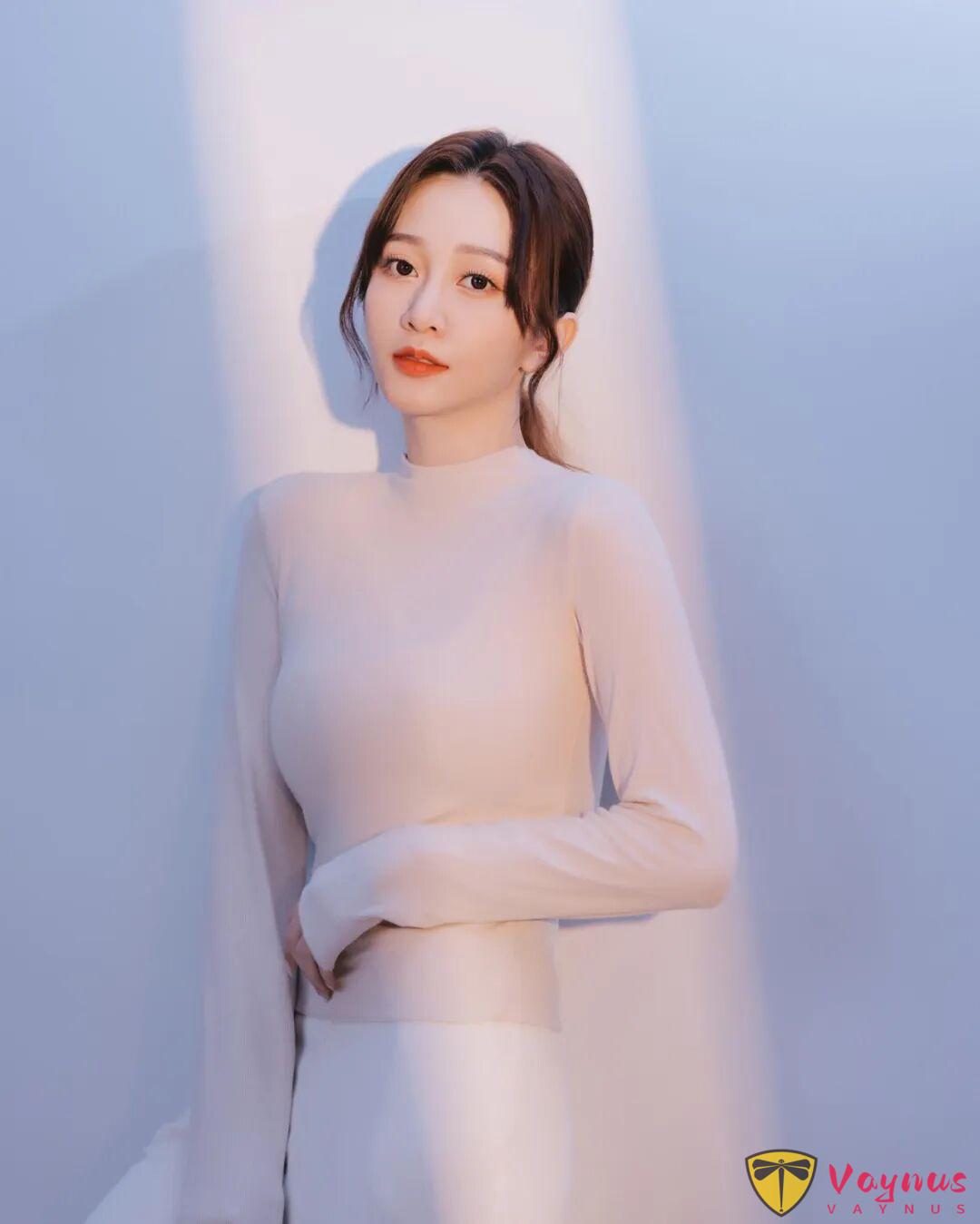 顶级御姐！台湾初代网红《篠崎泫》，完美身材曲线真顶