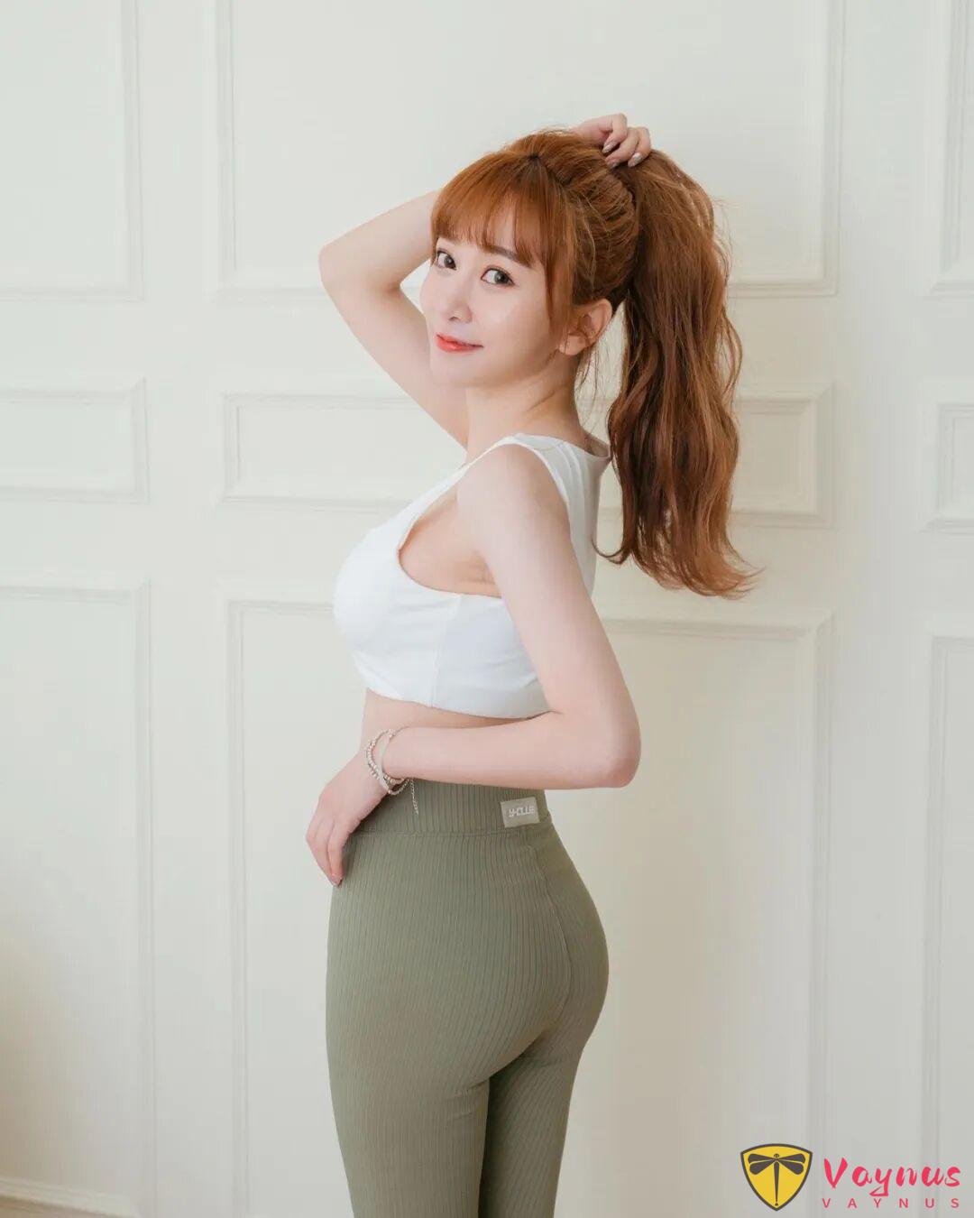 顶级御姐！台湾初代网红《篠崎泫》，完美身材曲线真顶