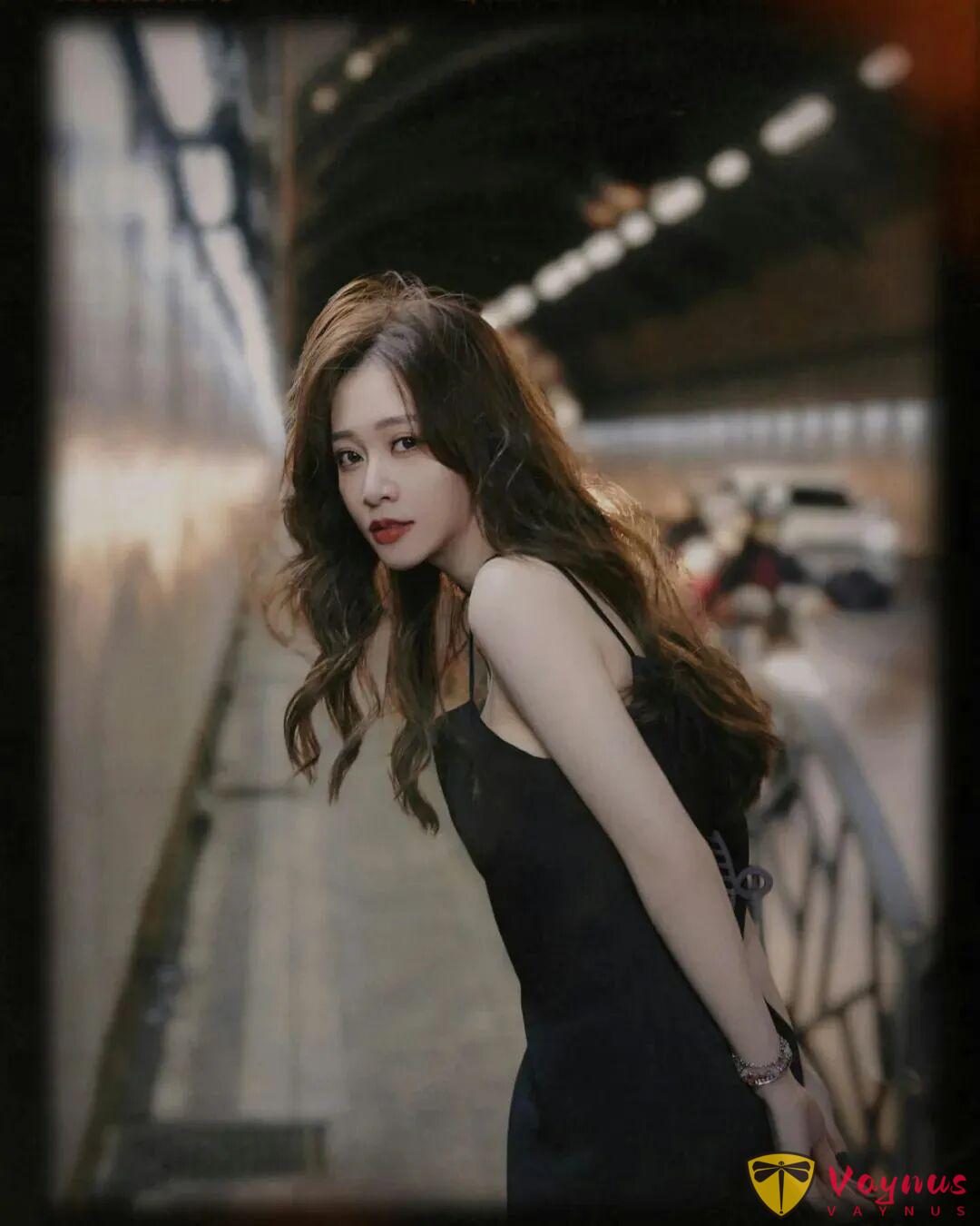 台湾网红筱崎泫，一位曾被养父裸体关进狗笼虐待的可怜女人