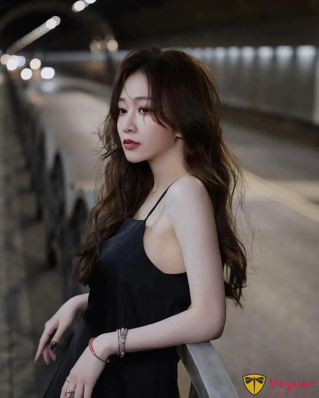 台湾网红筱崎泫，一位曾被养父裸体关进狗笼虐待的可怜女人