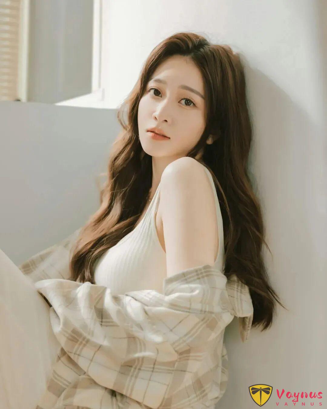 台湾网红筱崎泫，一位曾被养父裸体关进狗笼虐待的可怜女人