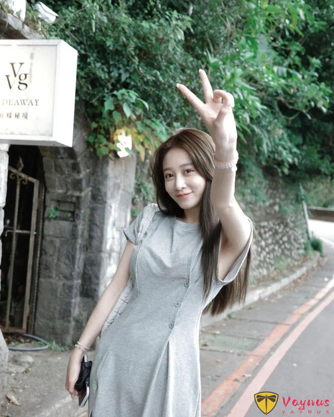 台湾网红筱崎泫，一位曾被养父裸体关进狗笼虐待的可怜女人