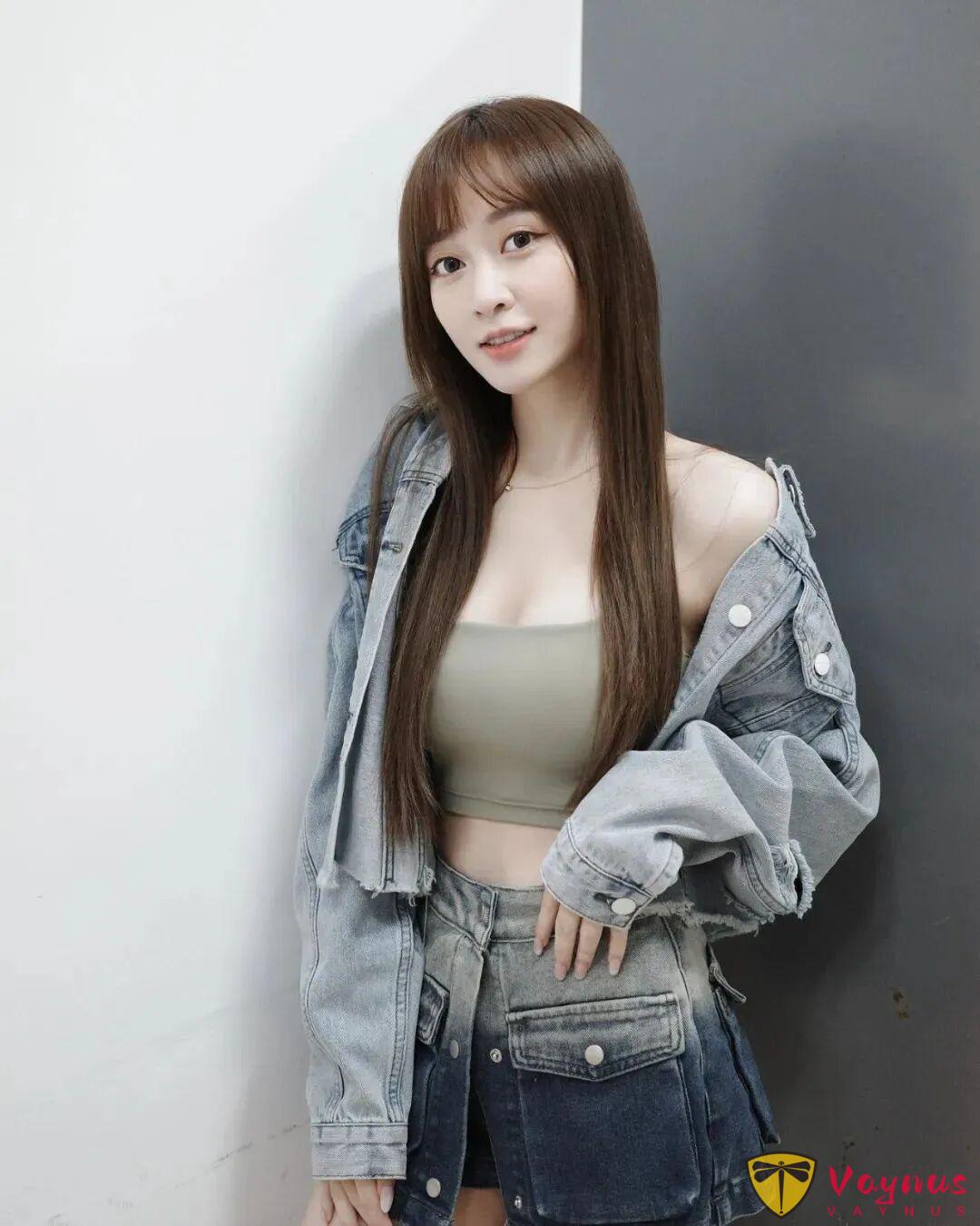 台湾网红筱崎泫，一位曾被养父裸体关进狗笼虐待的可怜女人