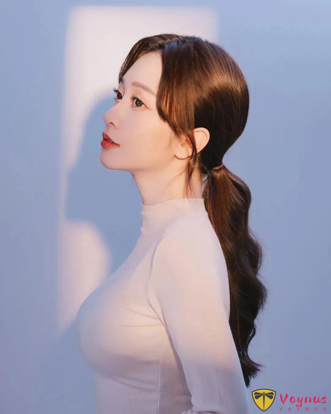 台湾网红筱崎泫，一位曾被养父裸体关进狗笼虐待的可怜女人