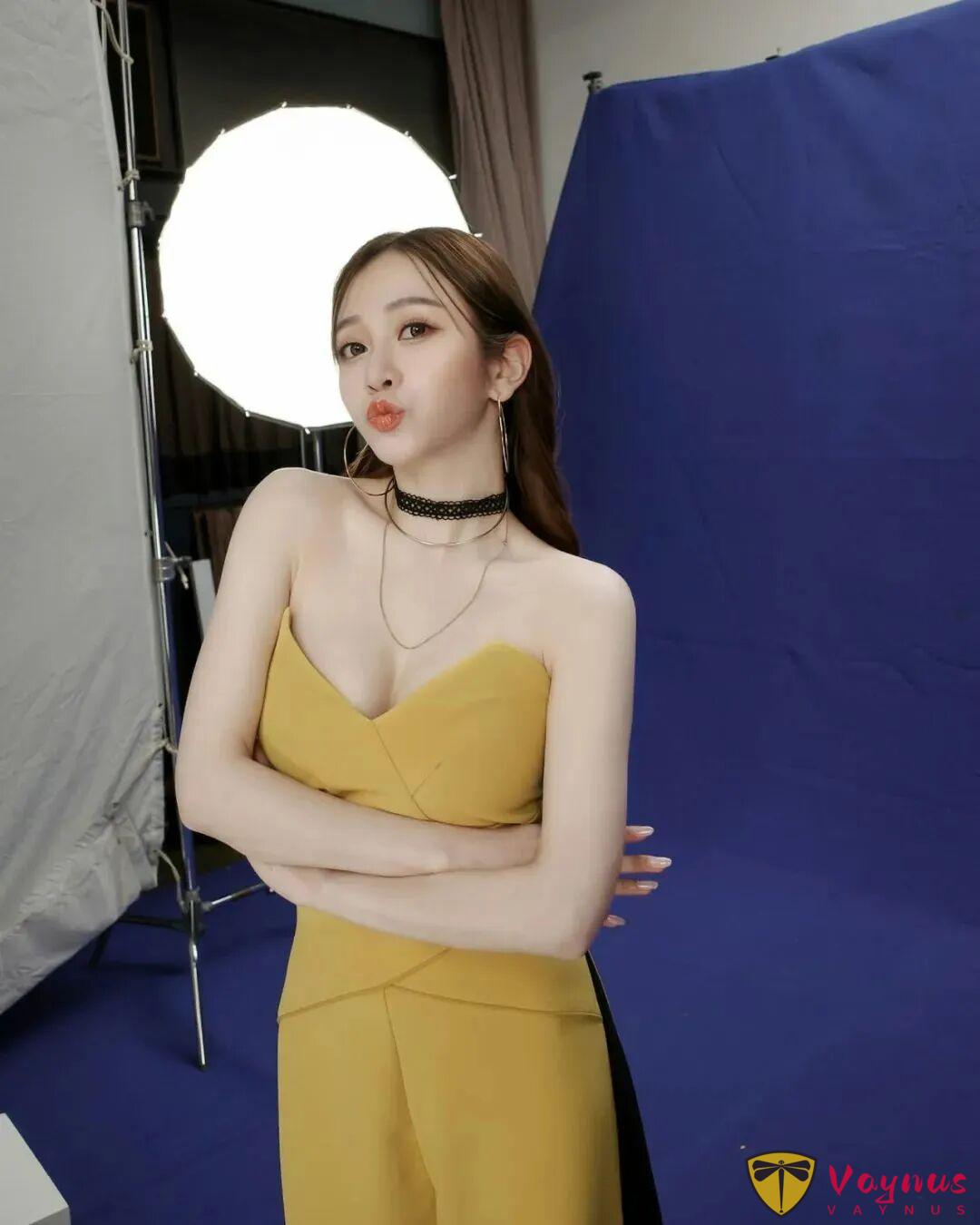 台湾网红筱崎泫，一位曾被养父裸体关进狗笼虐待的可怜女人