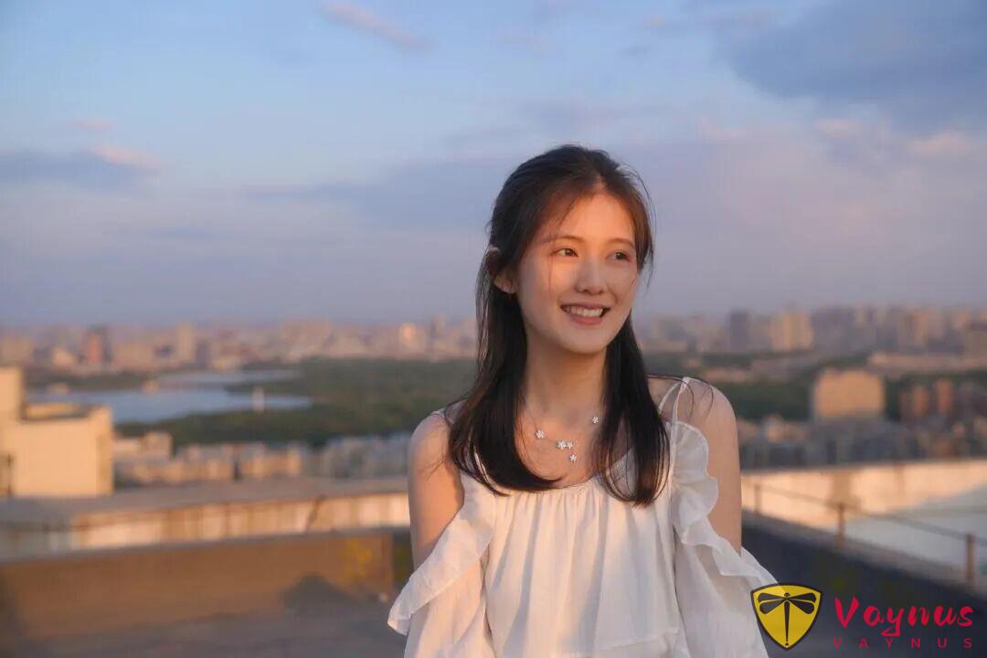 落日天台3个拍照动作，逆光也能拍出氛围感绝杀图