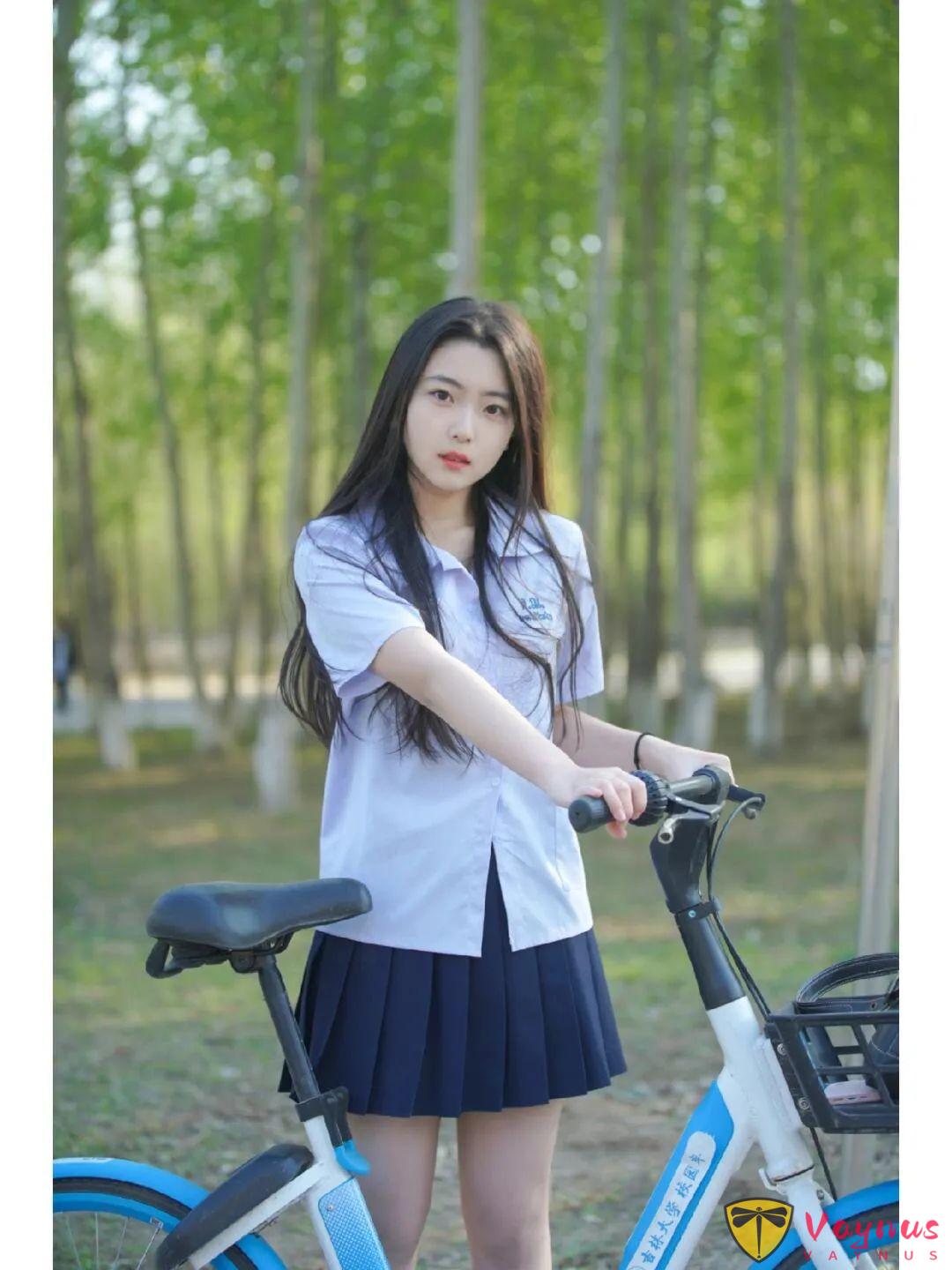 操场林荫拍照6式，白衬衫+自行车组合拍出电影感，阳光女孩都该试试的动作