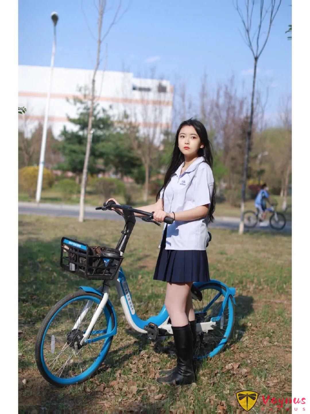 操场林荫拍照6式，白衬衫+自行车组合拍出电影感，阳光女孩都该试试的动作