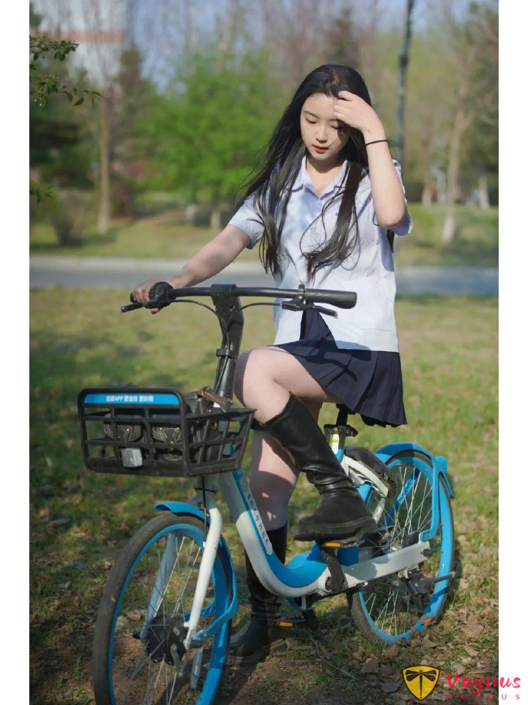 操场林荫拍照6式，白衬衫+自行车组合拍出电影感，阳光女孩都该试试的动作