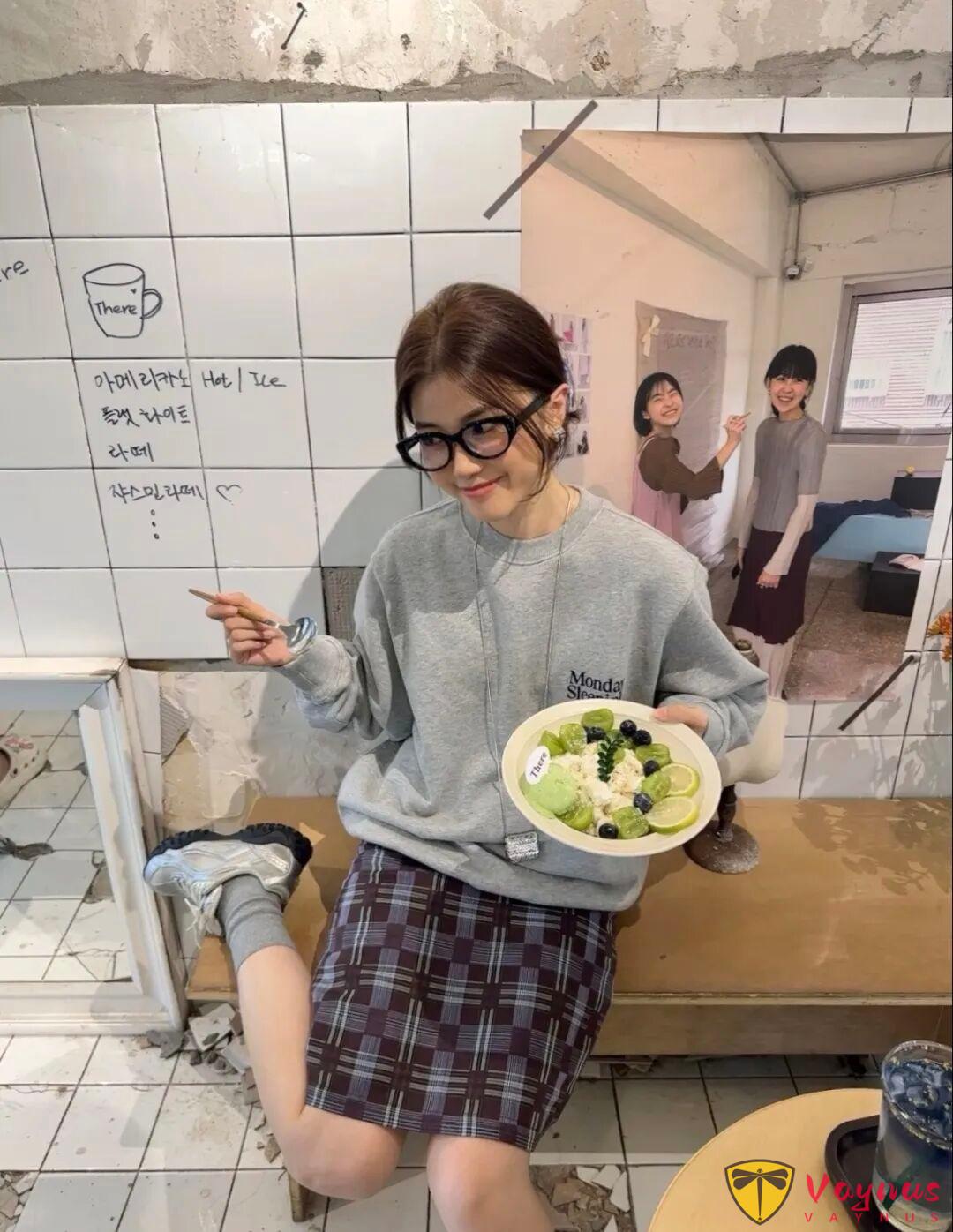 灰色卫衣+格子半裙