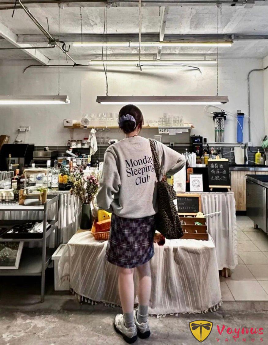 灰色卫衣+格子半裙