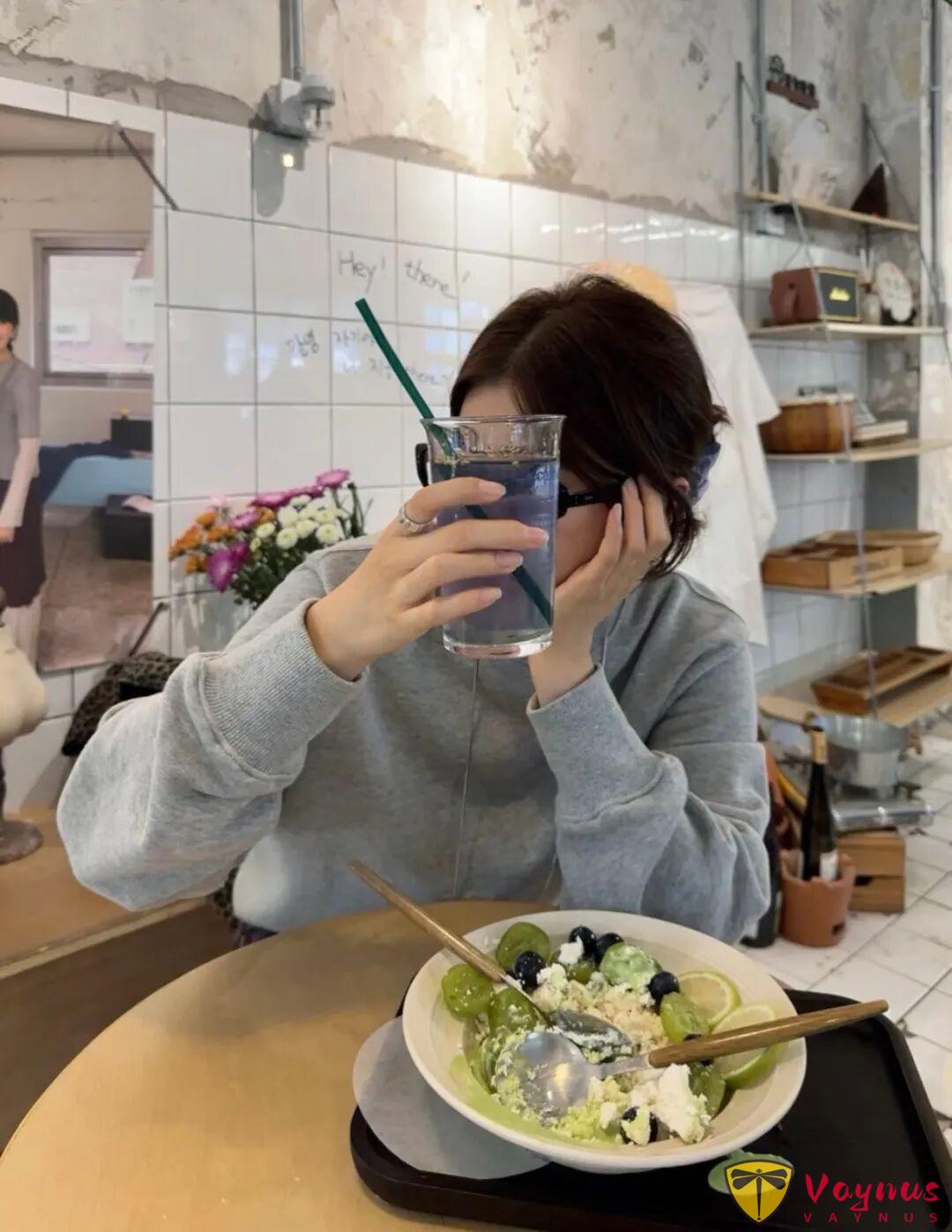 灰色卫衣+格子半裙