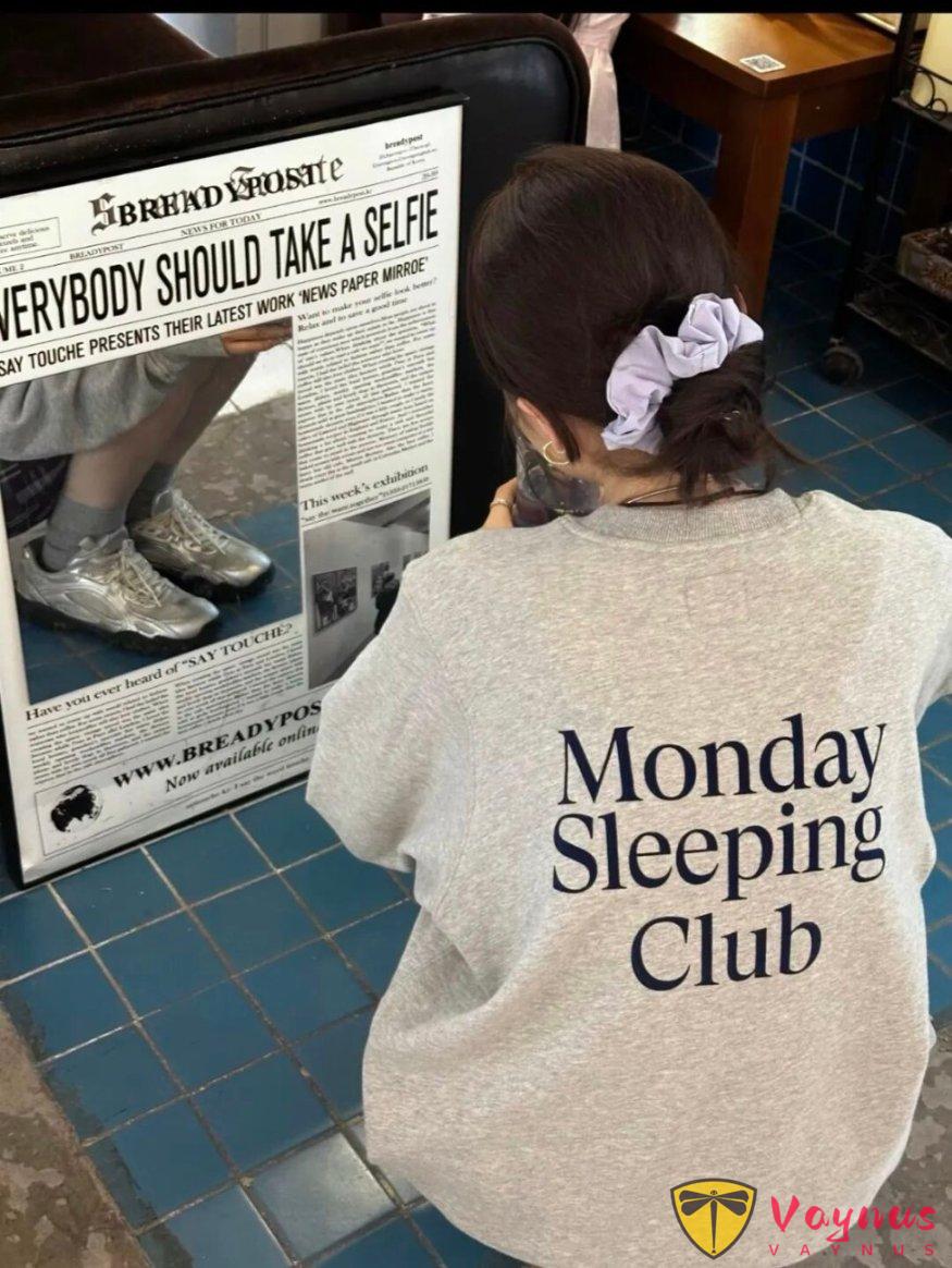 灰色卫衣+格子半裙