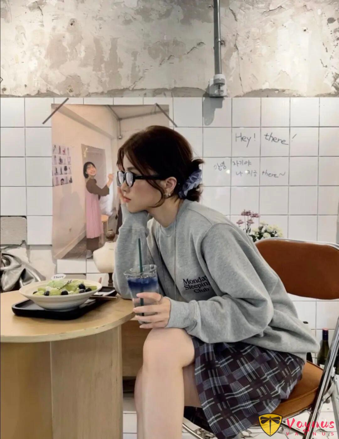 灰色卫衣+格子半裙