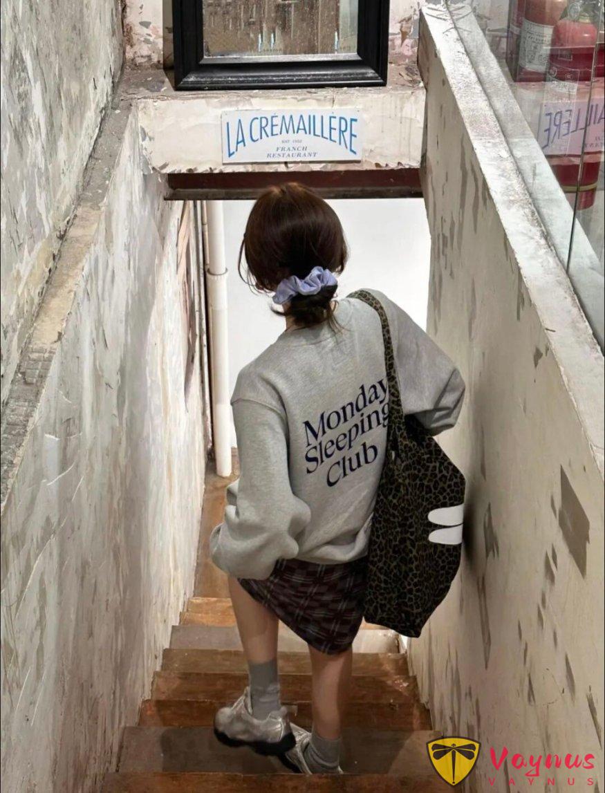 灰色卫衣+格子半裙