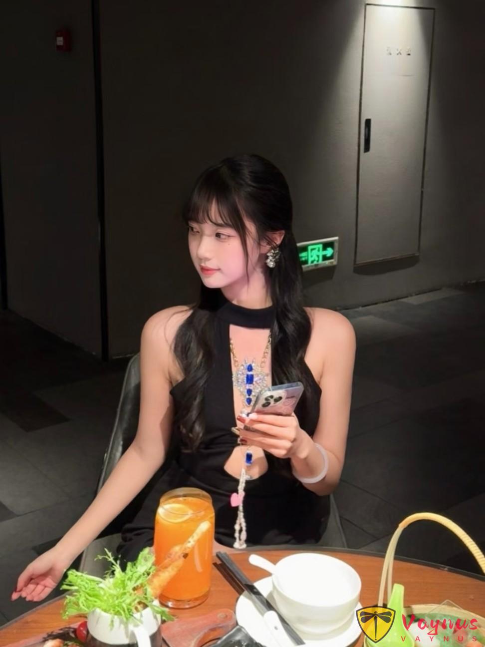 小黑裙也太上頭了！9個萬能拍照姿勢，輕鬆拿捏性感名媛氛圍