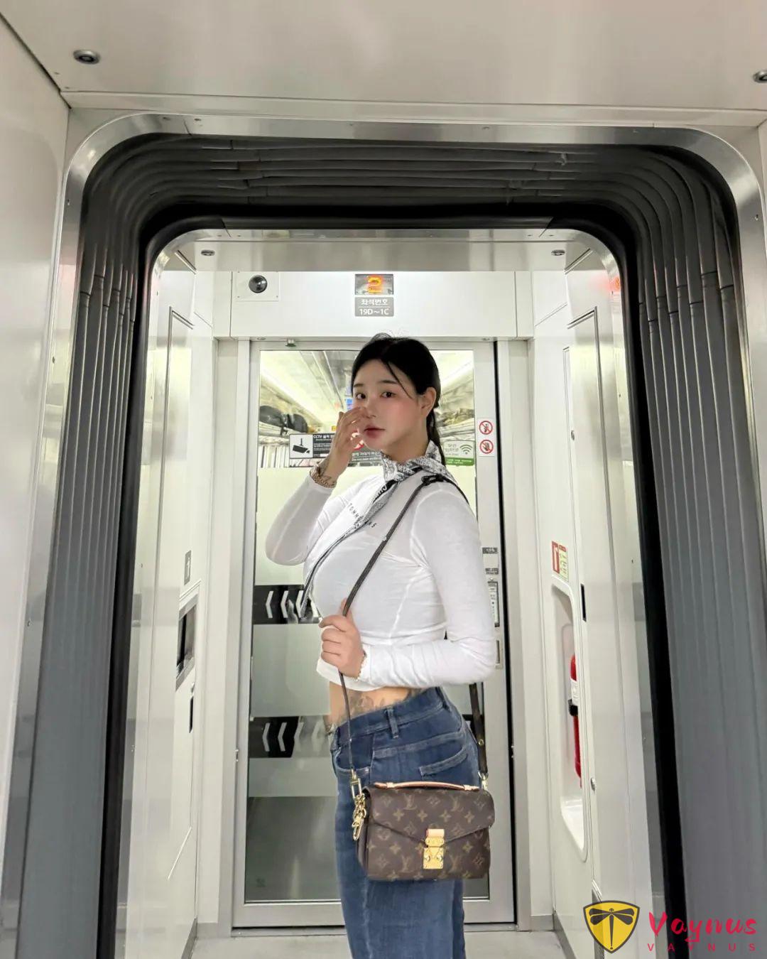 韩国微胖天花板！超S型完美身材，这曼妙曲线，真的太离谱了