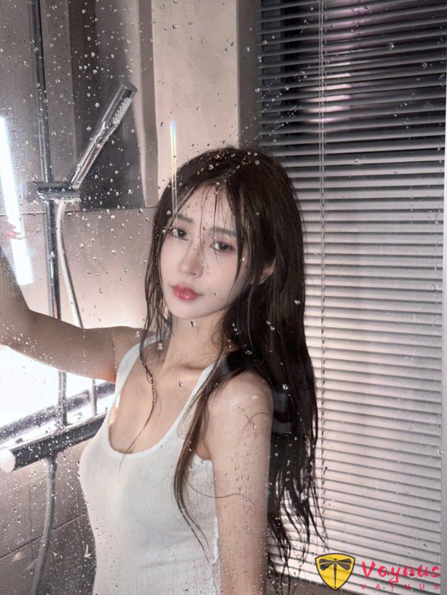 溼身美學，學幾個浴室拍照姿勢！氛圍感拉滿，清冷又破碎