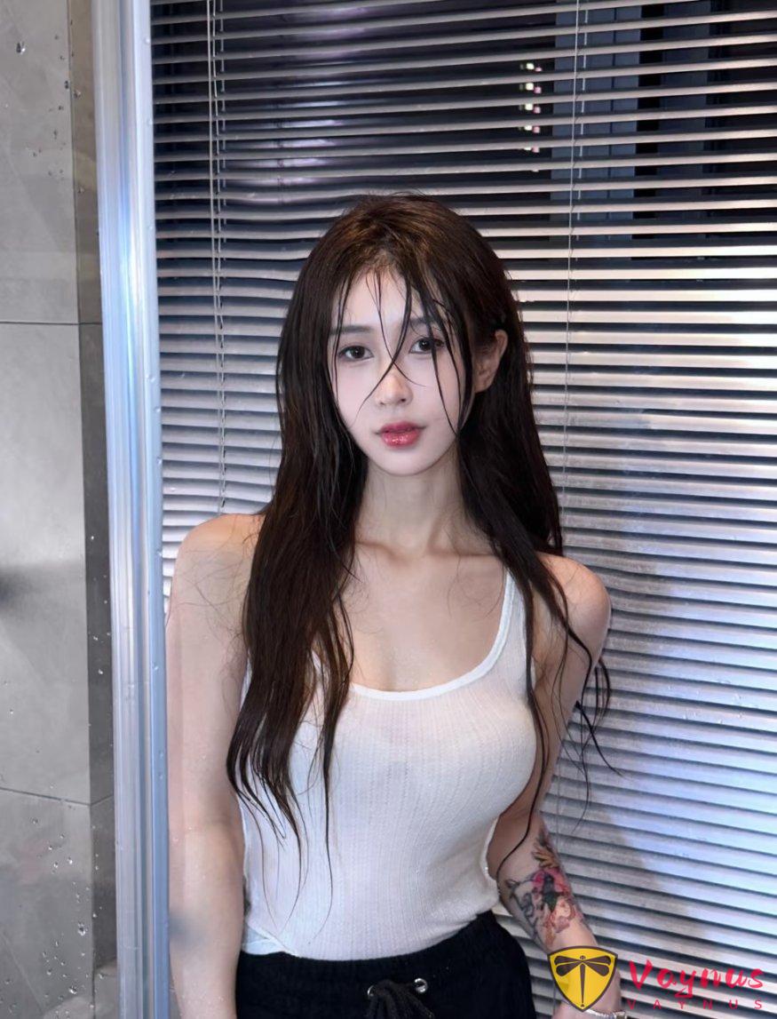 溼身美學，學幾個浴室拍照姿勢！氛圍感拉滿，清冷又破碎