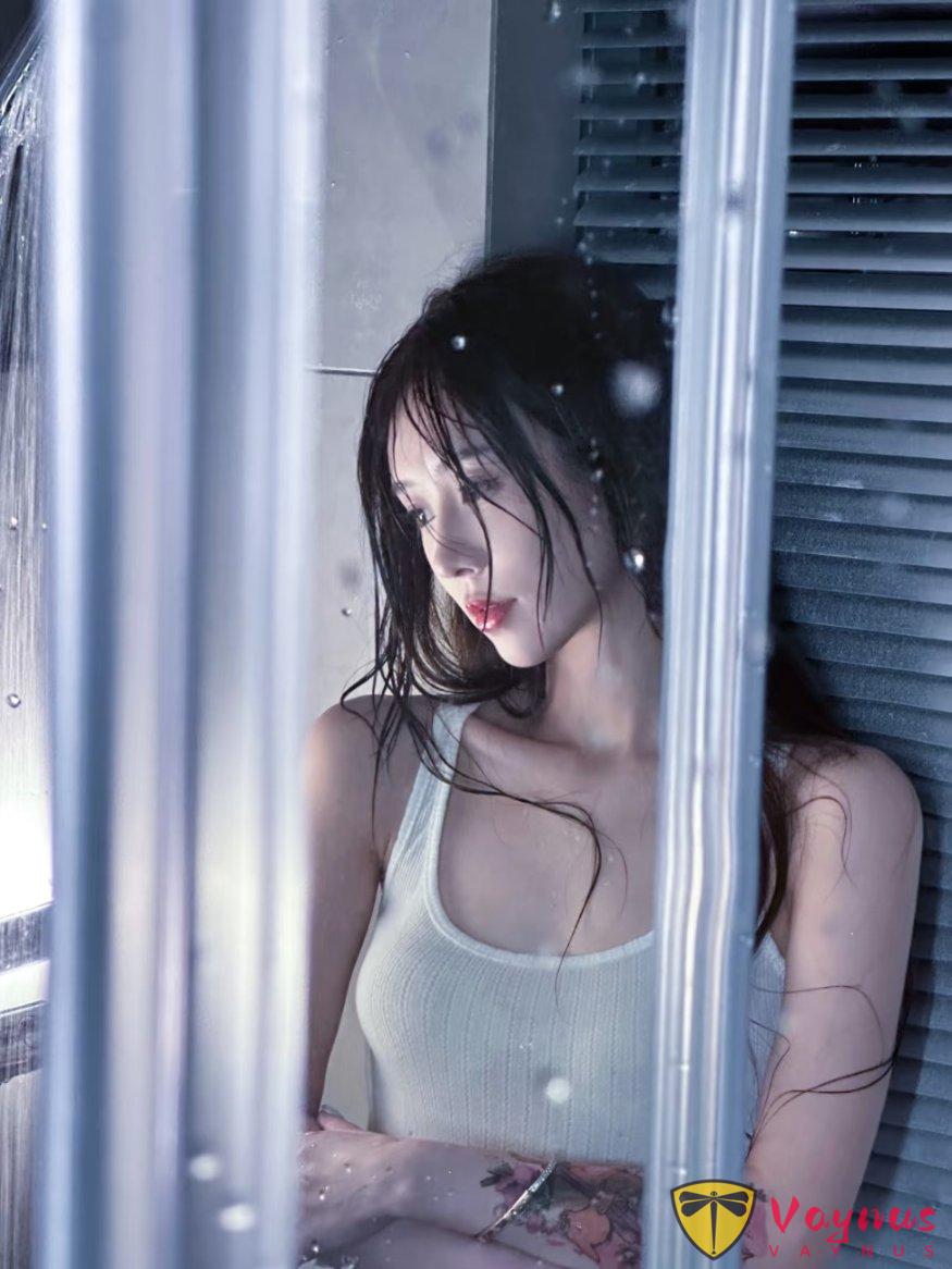 溼身美學，學幾個浴室拍照姿勢！氛圍感拉滿，清冷又破碎
