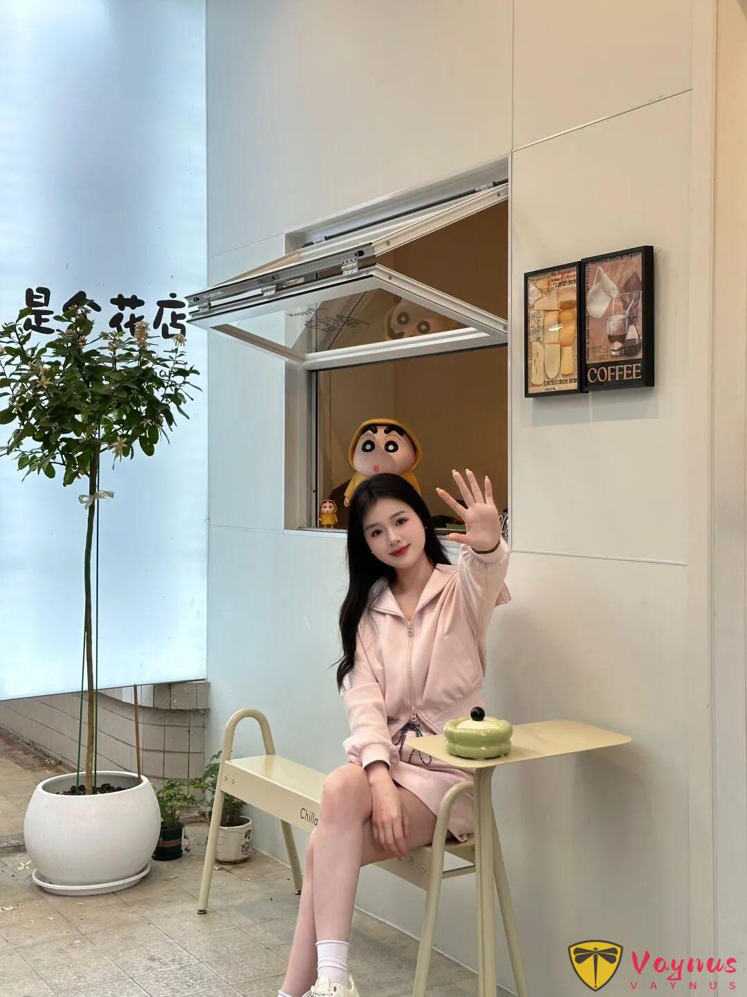 咖啡窗女孩拍照技巧，3組實用動作，鬆弛感、空間感、自然感一步到位。拍出生活氣，溫柔又上鏡，越看越舒服