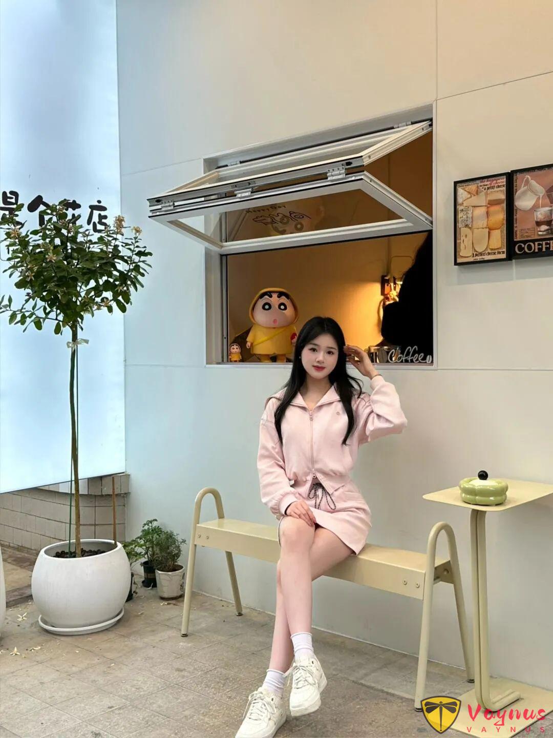 咖啡窗女孩拍照技巧，3組實用動作，鬆弛感、空間感、自然感一步到位。拍出生活氣，溫柔又上鏡，越看越舒服