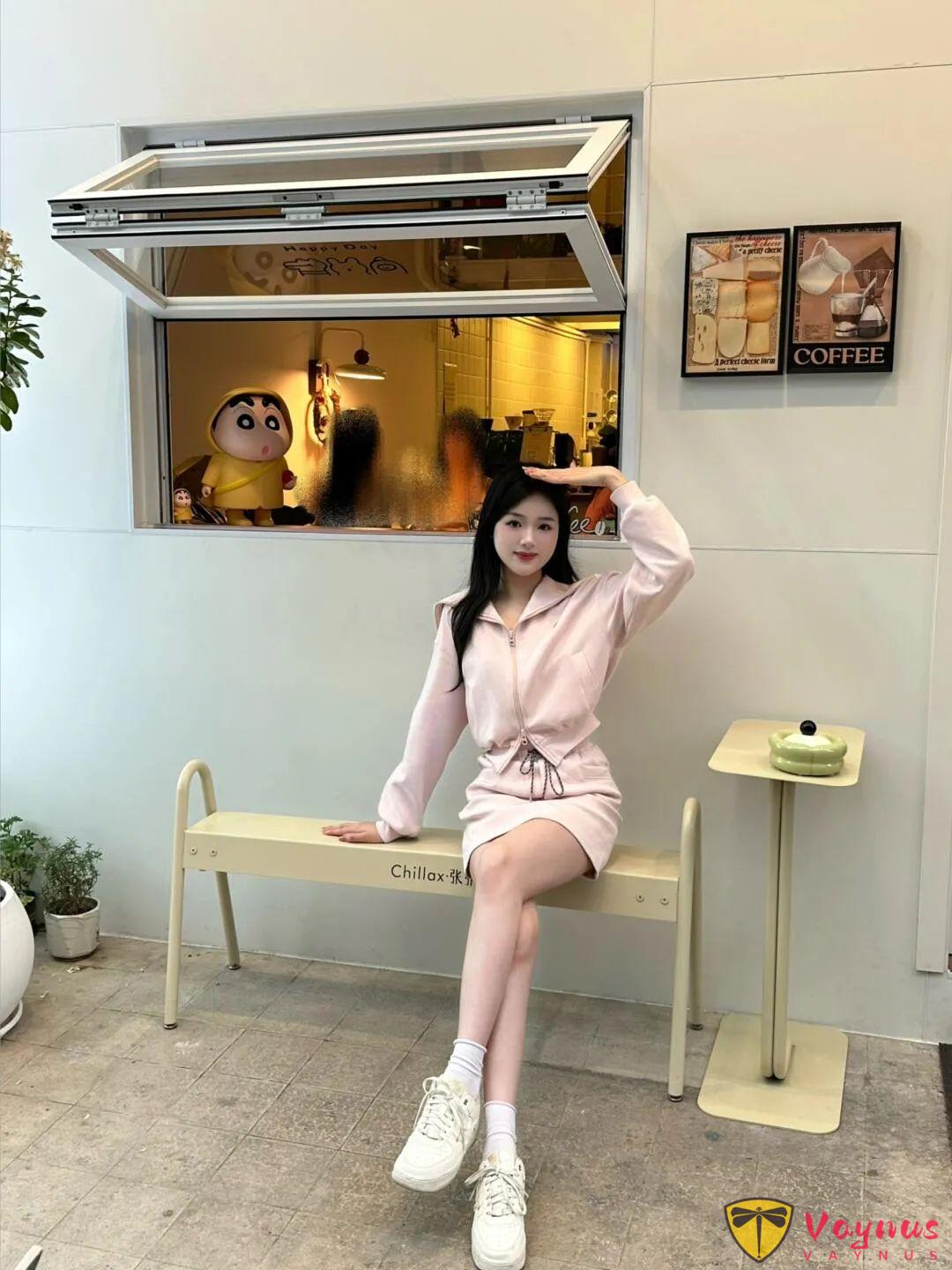 咖啡窗女孩拍照技巧，3組實用動作，鬆弛感、空間感、自然感一步到位。拍出生活氣，溫柔又上鏡，越看越舒服