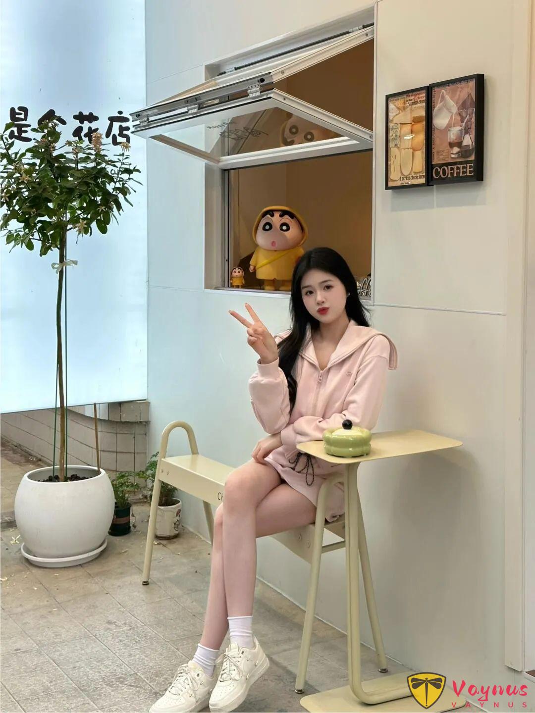 咖啡窗女孩拍照技巧，3組實用動作，鬆弛感、空間感、自然感一步到位。拍出生活氣，溫柔又上鏡，越看越舒服