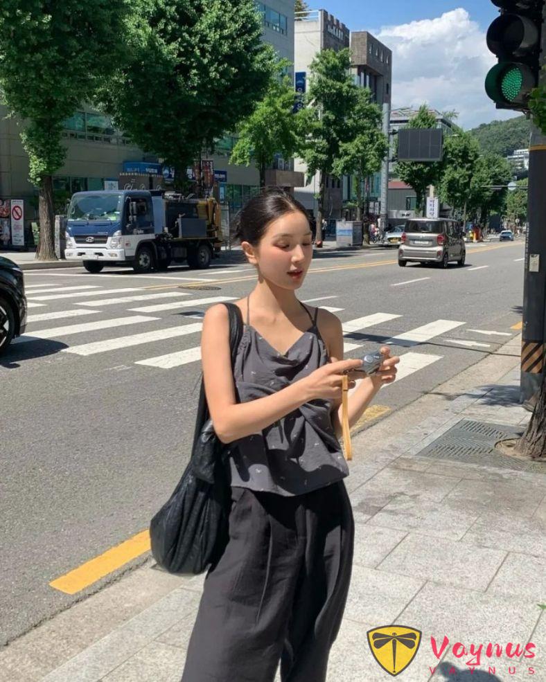 灰色吊带的穿搭灵感