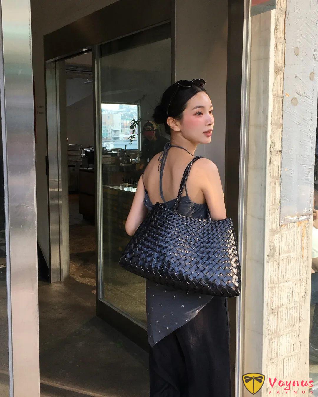 灰色吊带的穿搭灵感