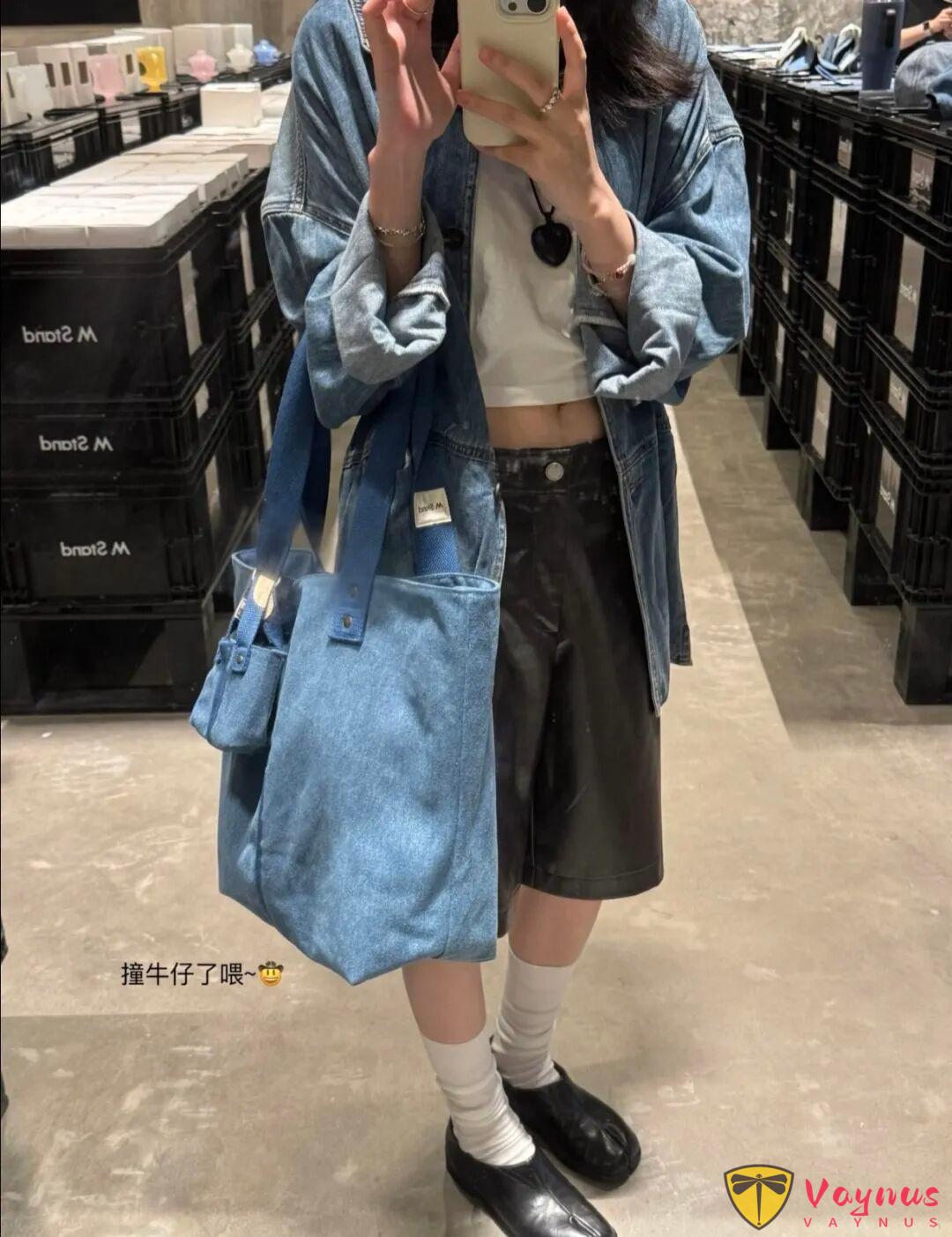 牛仔外套+黑色皮褲，超帥氣的一套穿搭