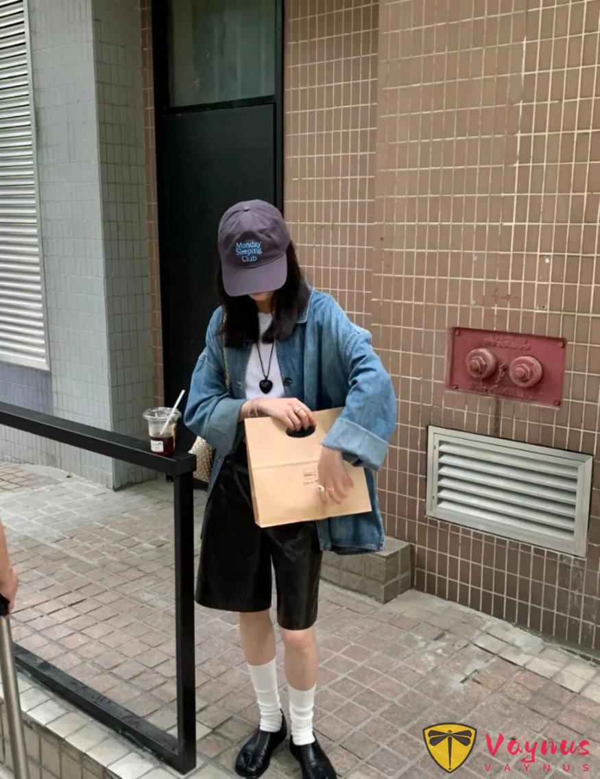 牛仔外套+黑色皮褲，超帥氣的一套穿搭