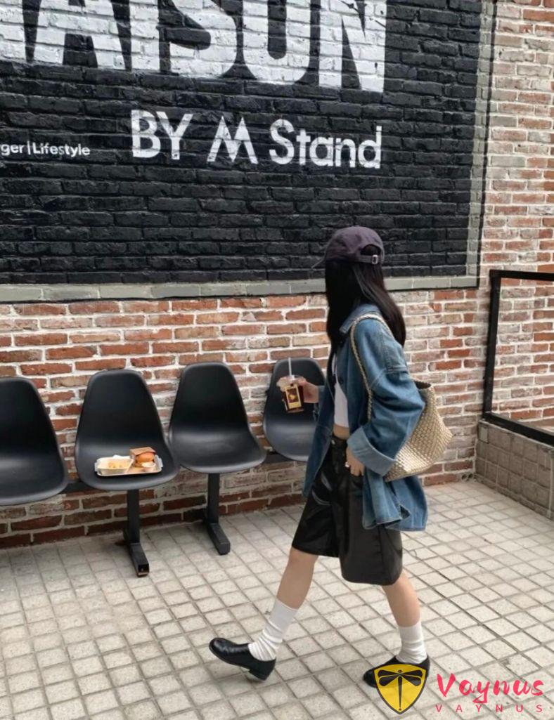 牛仔外套+黑色皮褲，超帥氣的一套穿搭