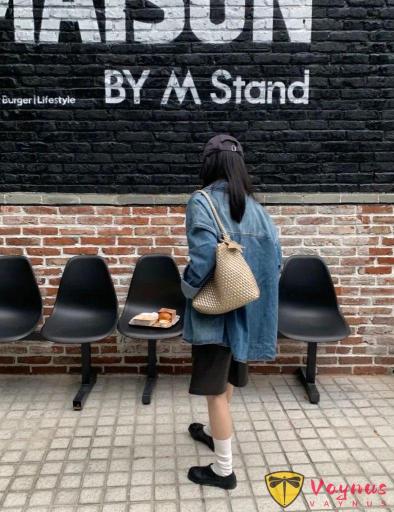 牛仔外套+黑色皮褲，超帥氣的一套穿搭