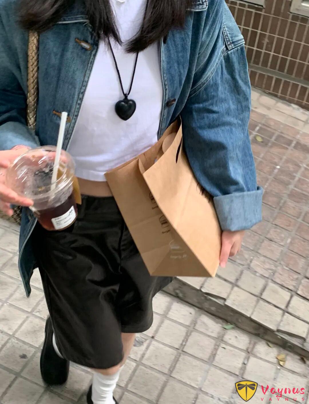 牛仔外套+黑色皮褲，超帥氣的一套穿搭