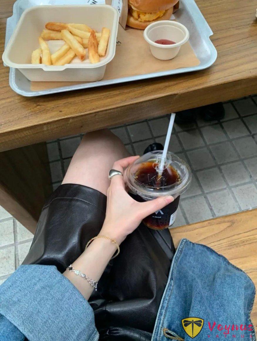 牛仔外套+黑色皮褲，超帥氣的一套穿搭