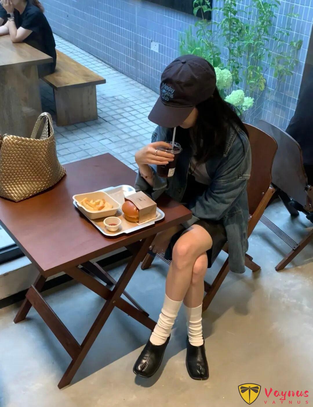 牛仔外套+黑色皮褲，超帥氣的一套穿搭