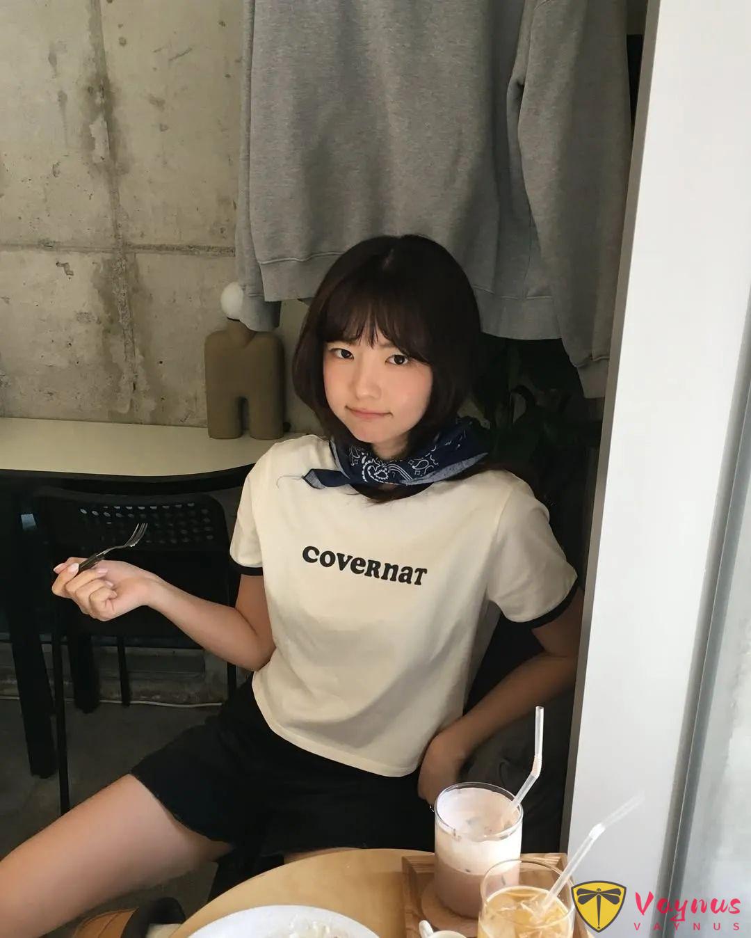 T恤＋牛仔短裤舒适优美穿搭