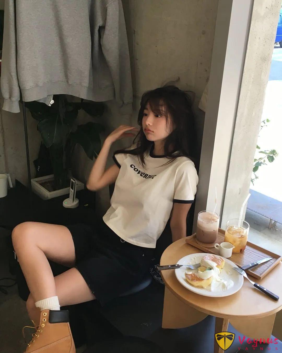 T恤＋牛仔短裤舒适优美穿搭
