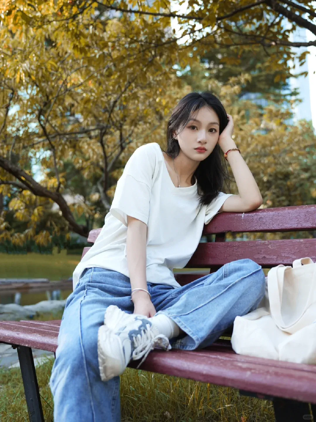 5個穿牛仔褲拍照姿勢，拍照時尚漂亮有氣質，甜美減齡又顯瘦！