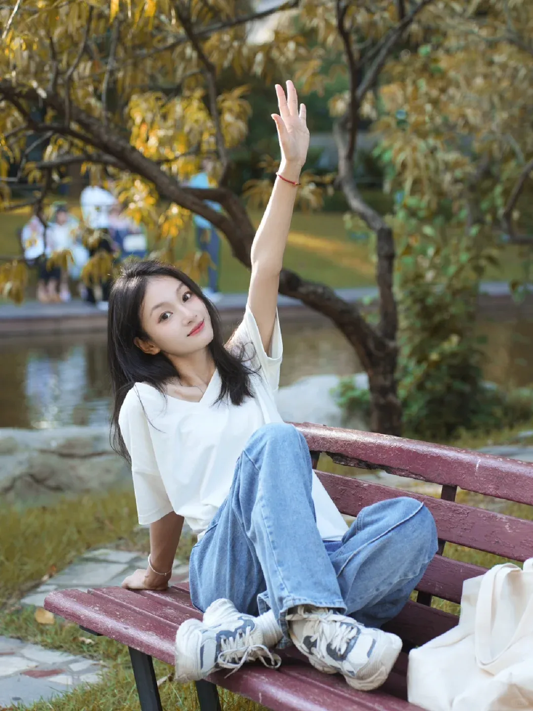 5個穿牛仔褲拍照姿勢，拍照時尚漂亮有氣質，甜美減齡又顯瘦！