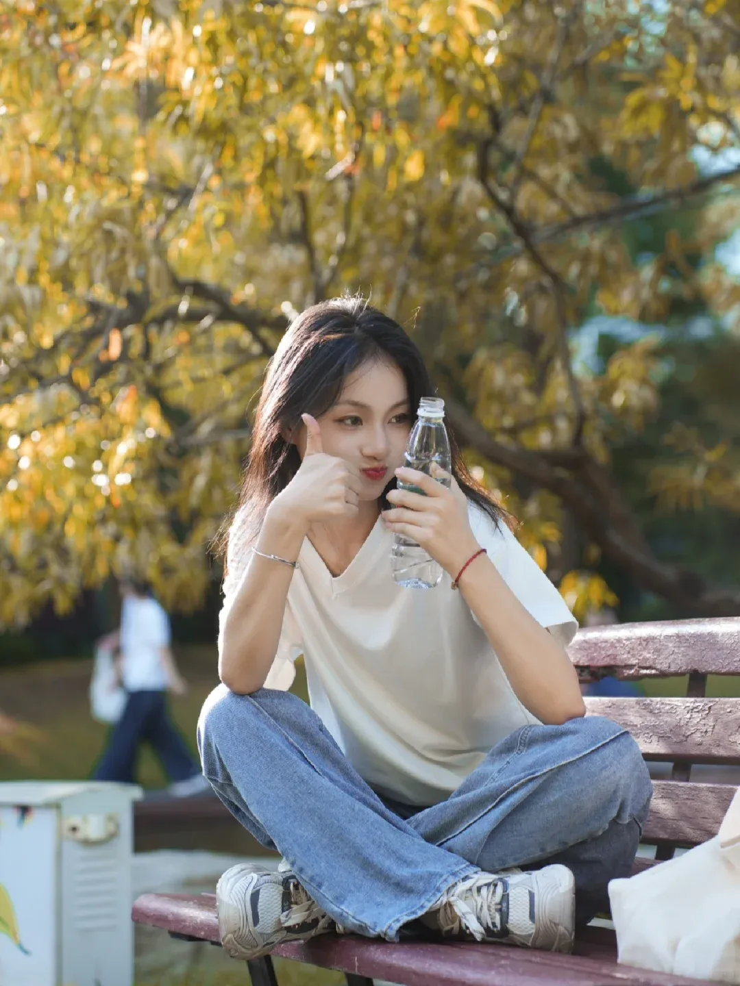 5個穿牛仔褲拍照姿勢，拍照時尚漂亮有氣質，甜美減齡又顯瘦！